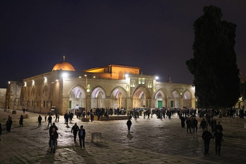 المسجد الأقصى يستقبل آلاف المصلين بعد 40 يوما من إغلاقه