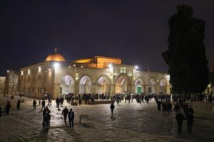 المسجد الأقصى يستقبل آلاف المصلين بعد 40 يوما من إغلاقه
