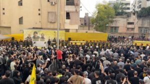 بيروت.. مناصرون لـ"حزب الله" يتظاهرون ضد التفاوض مع إسرائيل ورفضا لقرار الحكومة "حصر السلاح بيد الدولة"