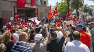 تونسيون يتظاهرون للمطالبة بإطلاق سراح المعتقلين السياسيين