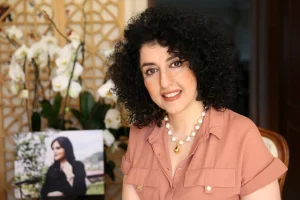 الحائزة على جائزة نوبل للسلام "نرجس محمدي" ترقد في حالة حرجة بوحدة عناية قلبية في شمال غربي إيران وعائلتها تقول إن الخطوة جاءت "متأخرة"