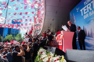 تصاعد أزمة المعارضة التركية: احتشاد الآلاف دعماً للزعيم المعزول قضائياً ومطالبات بانتخابات داخلية جديدة