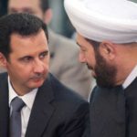حسون في افتتاح محاكمته: موقعي من بشار الأسد كان كموقع موسى من فرعون.. والفتاوى كانت تصل «مغلّفة وجاهزة»