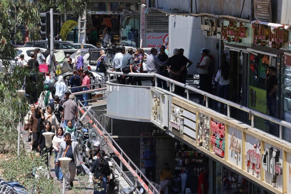 في غياب مجتبى.. الحرس الثوري يعزز قبضته والفقر يبتلع الطبقة الوسطى في إيران