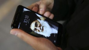نشر صور علي خامنئي وتعهّد خطي وتقديم كفيل.. شروط الأمن لاستعادة الإنترنت في إيران
