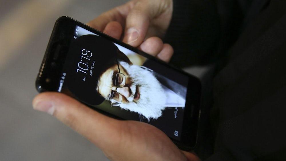نشر صور علي خامنئي وتعهّد خطي وتقديم كفيل.. شروط الأمن لاستعادة الإنترنت في إيران