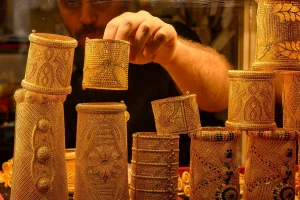 الذهب يتعافى من أدنى مستوى في 6 أشهر بفضل عمليات تغطية مراكز البيع