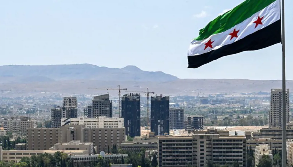 مع الإعلان عن أول تجربة للربط مع شبكات الدفع العالمية، عاد سؤال الدفع الإلكتروني في سوريا بقوة إلى الواجهة. خطوة يراها مختصون بداية تحول جديد في قطاع الخدمات المالية والمدفوعات الرقمية. فهل يقترب اليوم الذي يتمكن فيه السوريون من شراء احتياجاتهم اليومية وتسديد فواتيرهم عبر بطاقة مصرفية أو هاتف ذكي، كما هو الحال في معظم دول العالم؟ وهل يشكل هذا التحول بداية تراجع الاعتماد على النقد الورقي الذي هيمن على المعاملات المالية لسنوات طويلة؟ وفي ظل التطورات المتسارعة التي يشهدها قطاع التكنولوجيا المالية، تتجه الأنظار إلى الخطوات العملية التي يجري تنفيذها لإعادة تفعيل منظومة الدفع الإلكتروني وتوسيع استخدامها على مستوى الأفراد والتجار والمؤسسات. وفي هذا السياق، تعمل شركة "بيميرا" للدفع الإلكتروني على تنفيذ خطة متدرجة تستهدف بناء بنية تحتية قادرة على استيعاب عمليات الدفع الحديثة، وإعادة نشر ثقافة استخدام البطاقات المصرفية في الحياة اليومية. ويقول المدير التجاري للشركة، غياث عوض، إن الأولويات وُزعت وفقاً لحاجة السوق ومتطلباته الفعلية، حيث جرى التركيز في المرحلة الأولى على إعادة تفعيل استخدام البطاقات المصرفية المحلية الصادرة عن البنوك السورية، وتمكين أصحابها من استخدامها لدى مختلف الفعاليات التجارية. ولتحقيق ذلك، بدأت الشركة بتزويد السوق بأجهزة نقاط البيع الحديثة والعمل على نشرها لدى مختلف القطاعات التجارية، بما يشمل السوبرماركت والمطاعم ومحال الألبسة والصيدليات والمتاجر والخدمات الأخرى، بهدف تمكين التجار من استقبال المدفوعات الإلكترونية بشكل سلس وآمن. ويشير عوض إلى أن الشركة أطلقت مبادرة بالتعاون مع المصارف المحلية لإعادة تفعيل استخدام البطاقات المصرفية المحلية على أجهزة نقاط البيع، بما يسمح لحاملي هذه البطاقات بإجراء عمليات الشراء مباشرة من خلال حساباتهم المصرفية، الأمر الذي من شأنه إعادة تحريك ثقافة الدفع الإلكتروني بعد سنوات من الاعتماد شبه الكامل على النقد. أول تجربة ربط مع "فيزا" و"ماستركارد" ولا تقتصر الخطوات الجارية على السوق المحلية فقط، إذ يؤكد عوض أن الشركة نجحت أيضاً في تنفيذ أول تجربة دفع إلكتروني عبر شبكات الدفع العالمية، وفي مقدمها "فيزا" و"ماستركارد"، موضحاً أن العملية التجريبية أُنجزت بنجاح بعد استكمال الربط التقني اللازم مع هذه الشبكات. ويضيف أن العملية التي نُفذت كانت حقيقية، ولكن ضمن البيئة التجريبية المخصصة للاختبارات الفنية، ما يعني أن الجانب التقني أصبح جاهزاً إلى حد كبير، في حين لا تزال هناك بعض الترتيبات والإجراءات التنظيمية والإدارية التي يجري العمل عليها بالتنسيق مع مصرف سوريا المركزي قبل الانتقال إلى مرحلة التشغيل الفعلي. وبحسب عوض، فإن إطلاق هذه الخدمة سيتم على مرحلتين أساسيتين. المرحلة الأولى ستسمح لحاملي بطاقات الدفع العالمية باستخدام بطاقاتهم داخل سوريا لدى التجار الذين يمتلكون أجهزة نقاط البيع المرتبطة بالشبكة، ما يتيح للزوار والقادمين من الخارج إجراء عمليات الشراء والدفع بسهولة أكبر. أما المرحلة الثانية، فتتمثل في إصدار بطاقات مرتبطة بالشبكات العالمية للمواطنين السوريين أنفسهم، بما يمكنهم من استخدامها في عمليات الشراء عبر الإنترنت أو عند السفر إلى خارج البلاد، والاستفادة من الخدمات المالية الرقمية المتاحة عالمياً. الدفع الإلكتروني... ثقافة قبل أن يكون تقنية ويؤكد عوض أن نجاح أي مشروع للدفع الإلكتروني لا يرتبط بالتكنولوجيا وحدها، وإنما يعتمد أيضاً على نشر ثقافة استخدام هذه الوسائل وتعزيز الثقة بها. فالأمر يتطلب تعاوناً بين جميع الأطراف المعنية، بدءاً من المصارف التي تصدر البطاقات، مروراً بالتجار الذين يستقبلون المدفوعات، وصولاً إلى المواطن الذي يشكل المستخدم النهائي لهذه الخدمات. ويرى أن الانتقال نحو الدفع الإلكتروني يمثل مساراً طبيعياً للتطور الاقتصادي، مشيراً إلى أن معظم الدول التي شهدت نمواً اقتصادياً خلال العقود الماضية عملت على تقليل الاعتماد على النقد الورقي وتوسيع استخدام وسائل الدفع الرقمية، لما توفره من سهولة وسرعة وأمان في تنفيذ المعاملات المالية. ويضيف أن دور شركة "بيميرا" يتمثل في توفير البنية التقنية اللازمة لربط مختلف أطراف المنظومة المالية، بما يسمح لأي جهة مصدرة للبطاقات أو وسائل الدفع بالوصول إلى مختلف الأنشطة التجارية، وتسهيل عمليات الدفع والتحصيل ضمن إطار موحد وفعال. كما يشير إلى أن الانفتاح على شبكات الدفع العالمية من شأنه أن يفتح آفاقاً جديدة أمام التجار والمستوردين والمصدرين وأصحاب الأعمال، وأن يسهم في تعزيز ارتباط السوق السورية بالاقتصاد العالمي، من خلال تسهيل حركة الأموال والمدفوعات وتوفير أدوات مالية أكثر حداثة. رفع العقوبات بوابة الانفتاح المالي ويؤكد عوض أن رفع العقوبات عن سوريا يمثل البوابة الأساسية للانفتاح مجدداً على الاقتصاد العالمي والعودة إلى منظومات الدفع الدولية، موضحاً أن استكمال الإجراءات الإدارية والتنظيمية المرتبطة بهذا الملف سيسمح بإعادة دمج سوريا تدريجياً في الشبكات المالية العالمية. ويضيف أن هذه الخطوة لن تنعكس على قطاع المدفوعات الإلكترونية فقط، وإنما ستتيح لمختلف الفعاليات الاقتصادية، من كبار التجار إلى المستوردين والمصدرين، الاستفادة من خدمات مالية أكثر مرونة وسهولة، بما يسهم في إعادة ربط السوق السورية بالاقتصاد العالمي. ومع استمرار العمل على استكمال الإجراءات التنظيمية والفنية المطلوبة، تبدو سوريا أمام مرحلة جديدة في قطاع المدفوعات الإلكترونية. مرحلة قد لا تعني فقط إدخال وسائل دفع حديثة إلى الأسواق، وإنما قد تشكل أيضاً خطوة مهمة نحو تحديث البنية المالية وتعزيز اندماج الاقتصاد السوري بالمنظومة الاقتصادية العالمية، بعد سنوات طويلة من العزلة والتحديات.