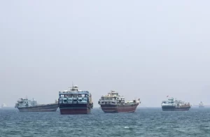 منظمة البحرية الدولية: بدأ إجلاء أكثر من 11 ألف بحار على متن 500-600 سفينة عالقين في مضيق هرمز