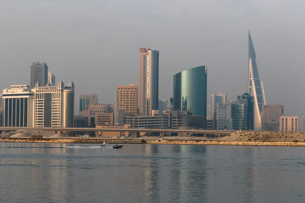 هجمات بالصواريخ والمسيّرات تستهدف الكويت والبحرين