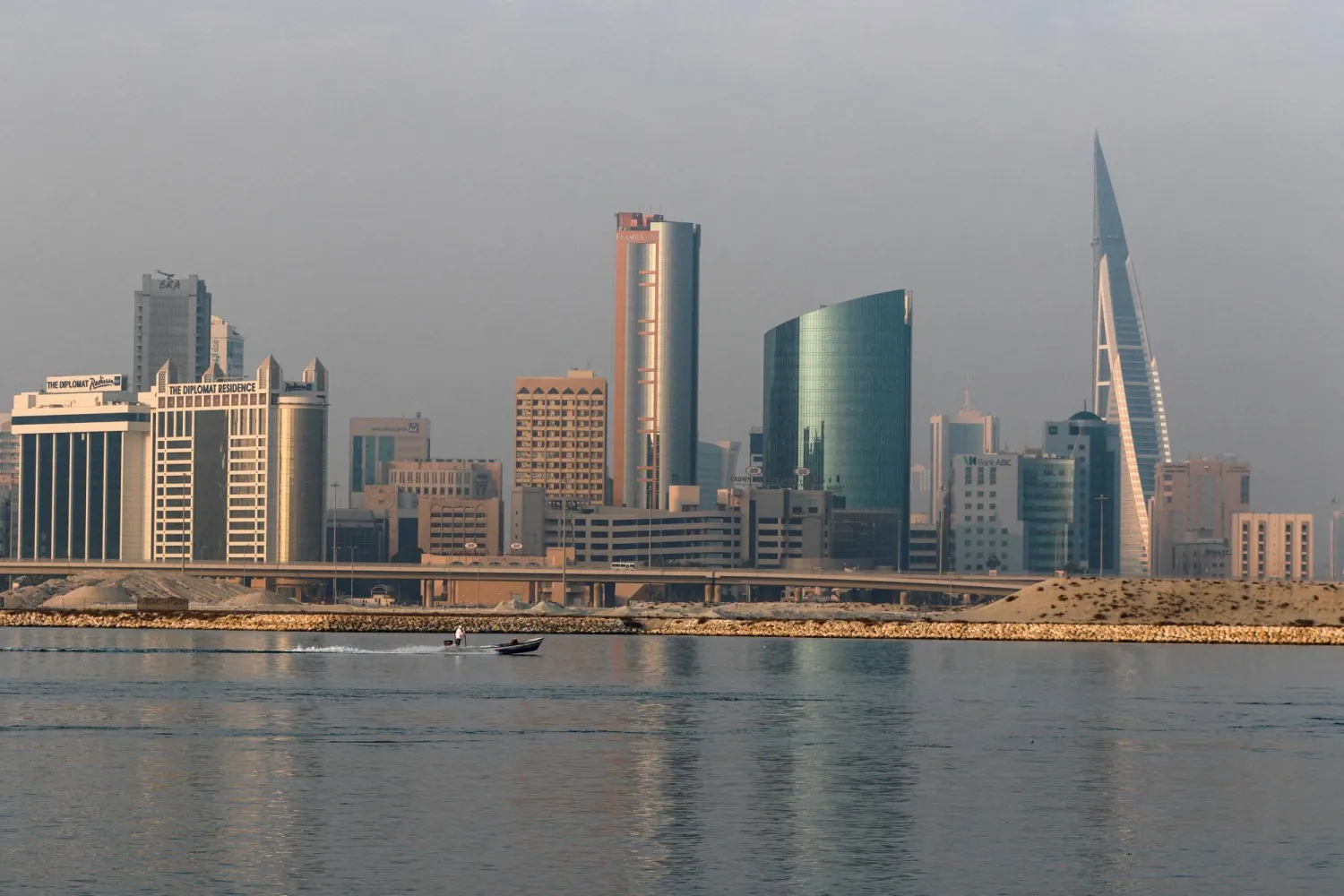 اخبار العرب – هجمات صاروخية وطائرات بدون طيار تستهدف الكويت والبحرين اخبار العرب – هجمات صاروخية وطائرات بدون طيار تستهدف الكويت والبحرين