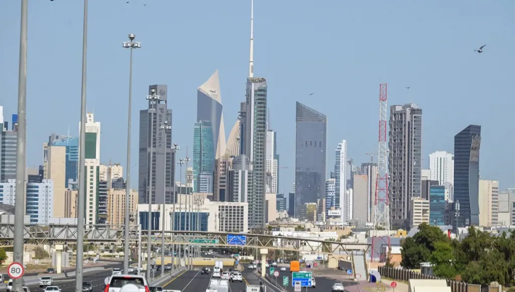 الدفاع الكويتية: اعتراض 32 طائرة مسيرة دخلت المجال الجوي منذ فجر اليوم استهدفت عدد من المنشآت الحيوية في البلاد