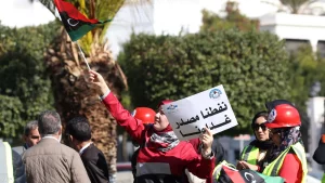 اقتحام وشغب بليبيا.. توقف حقل للنفط واضطرابات في الكهرباء