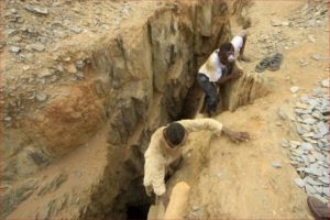 أدى انهيار جزئي لمنجم ذهب في السودان، سبق إغلاقه، إلى مصرع 15 ممن كانوا يعملون داخله، وفق ما أفادت "الشركة السودانية للموارد المعدنية المحدودة" اليوم الإثنين. وأوردت الشركة في بيان أن عدداً من العمال دخلوا منجم محمد توفيق في منطقة وادي حلفا، القريبة من الحدود المصرية، على رغم "أنه مغلق بعد تقييمات فنية أثبتت خطورته، مما أدى الى انهيار أجزاء من المنجم عليهم"، لافتة إلى أن "الحادثة أسفرت عن وفاة 15 عاملاً وإصابة عامل واحد"، مؤكدة أن "قرارات إغلاق المناجم لا تصدر إلا بعد تقييمات فنية وهندسية دقيقة، هدفها الأول حماية الأرواح ومنع وقوع الحوادث". ومنذ اندلاع حرب السودان في أبريل (نيسان) عام 2023 بين الجيش وقوات الدعم السريع، والمجهود الحربي للفريقين يُمول إلى حد كبير من صناعة الذهب، إضافة إلى الدعم الذي تقدمه أطراف خارجية، وقد ألحقت الحرب أضراراً كبيرة باقتصاد البلاد الضعيف أصلاً، وحرمت جزءاً كبيراً من السكان مورد رزقهم، مما دفع كثيراً منهم إلى العمل في مناجم الذهب، مع ما ينطوي عليه الأمر من أخطار. ويشكل تعدين الذهب، بوسائل حرفية في مناطق غير رسمية أو في مناجم مستنفدة، النسبة الأكبر من الذهب المستخرج، وتفتقر هذه المناجم إلى إجراءات السلامة الملائمة، وتستخدم مواد كيماوية شديدة الخطورة، مما يتسبب بانتشار الأمراض على نطاق واسع في المناطق المجاورة. ويُعد السودان ثالث أكبر دولة في أفريقيا من بين البلدان المنتجة للذهب في القارة، وأكد وزير المالية والتخطيط الاقتصادي في الحكومة السودانية المرتبطة بالجيش، جبريل إبراهيم محمد، لوكالة الصحافة الفرنسية في يناير (كانون الثاني) الماضي، أن "قسماً كبيراً من إنتاج الذهب يُهرب عبر حدود دول مختلفة إلى الخليج، وخصوصاً إلى الإمارات العربية المتحدة"، مشيراً إلى أن "20 طناً من الذهب صُدرت عام 2025 عبر القنوات الرسمية، من إجمال الإنتاج البالغ 70 طناً."