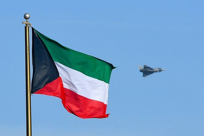 الكويت: اعتراض 4 صواريخ و21 مسيرة معادية منذ فجر اليوم