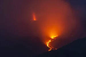 إيطاليا.. بركان "إتنا" في صقلية ينفث رمادا وحمما منذ 7 أيام والسلطات المحلية أصدرت رمز التحذير البرتقالي للطيران